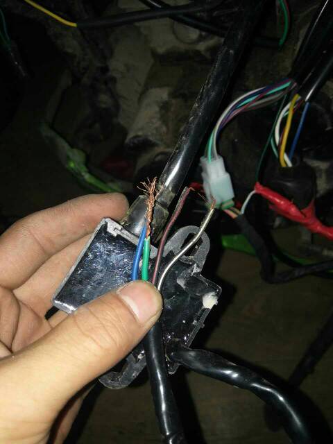 摩托车高压包这四根线怎么接啊,连着火花塞得,以前修车的时候被师傅剪