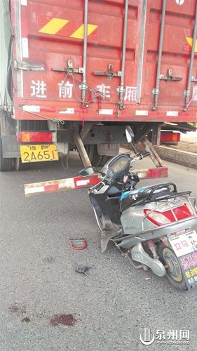 泉州江滨北路:超标电动车追尾货车 司机昏迷