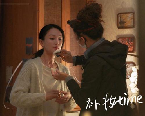 《小敏家》官宣,周迅海边杀青照曝光,状态依旧似少女