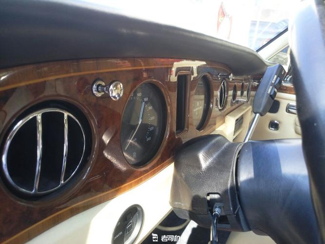 空调出风口这么多年了,劳斯莱斯传承了下来,现在的也还是这么开这么关