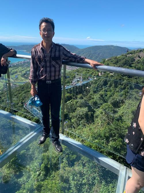 玻璃栈道.底下有多深,只有心知道.