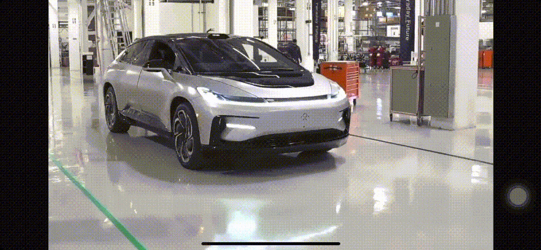 在 ff 91 准量产车的下线仪式上,毕福康和贾跃亭