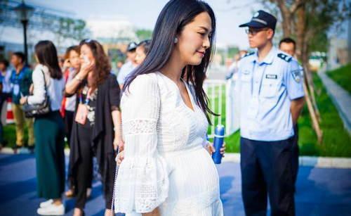 姚晨挺大肚亮相金鸡百花 baby被问怀孕笑而不语