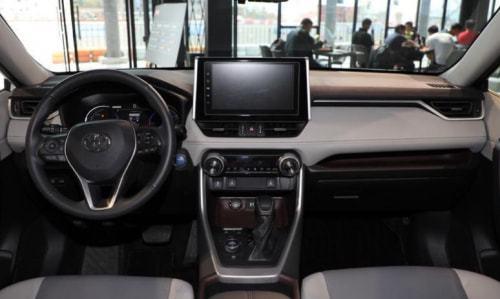 再看这辆车的内饰,一汽丰田rav4荣放内饰豪华,对称式座舱布局这个设计