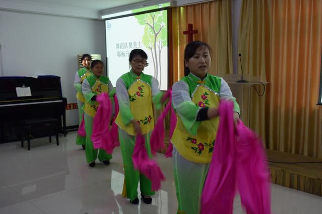 舞蹈队的姐妹献上优美的舞蹈,赞美主的复活.