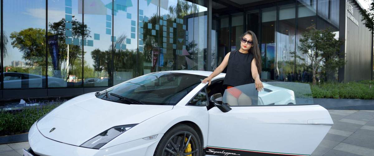 男生开豪车是富二代,女生开豪车就是二奶!