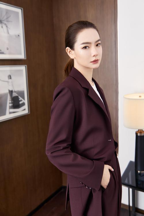 原创戚薇真不愧是时髦精,玩转西装各种新穿法,潮范十足,实穿性更强