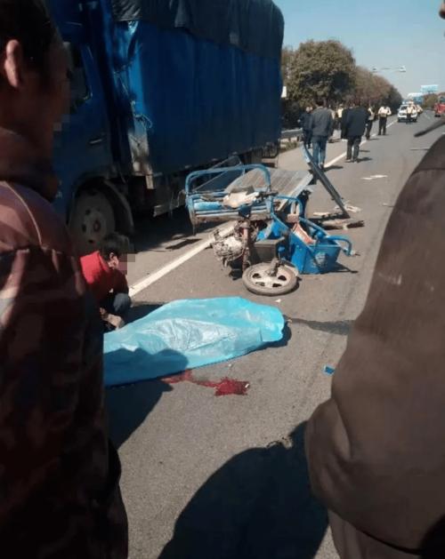 镇江某地一路口发生车祸,三轮车散架,驾驶员