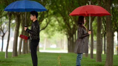 求一张男女主角背道而驰的照片,或者是其中一个人走了
