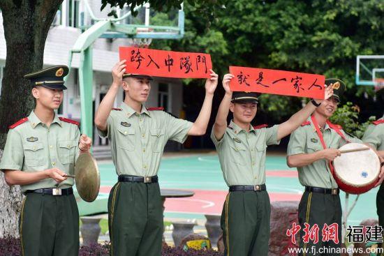 福建武警今年首批入伍新兵下基层