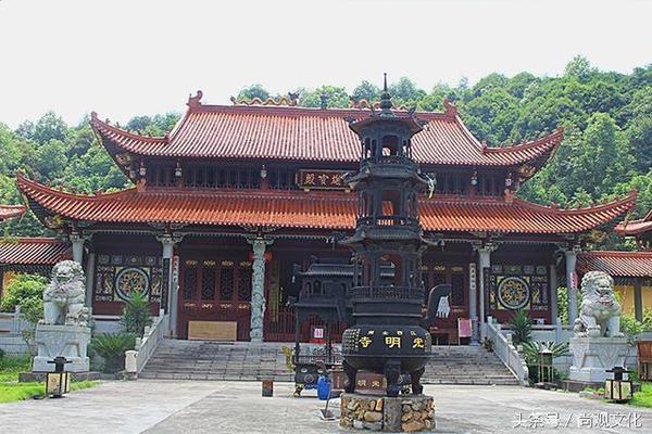 光明寺光明寺就在绿树掩映之中,途径小桥,溪水潺潺,青烟缭绕,梵乐声声