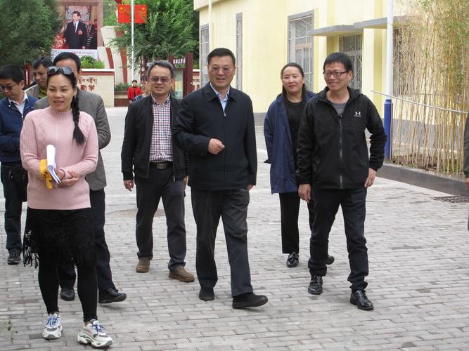 昌都市委副书记魏东视察卡若二中并亲切慰问闽九援教师