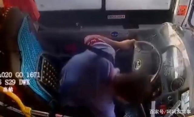 公交车司机弯腰捡东西,车辆失控撞上隔离带,一名路人