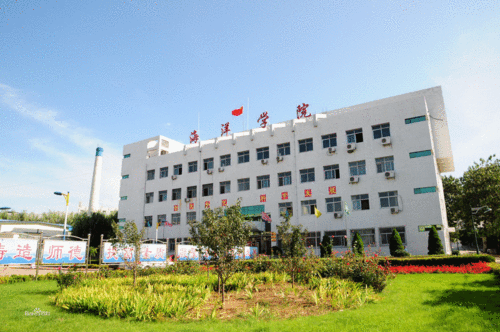 河北农业大学海洋学院位于秦皇岛市海港区,南临大海,环境优美,校园