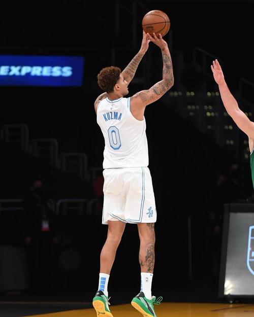 凯尔库兹马晒昨日赛场照圣诞节打篮球