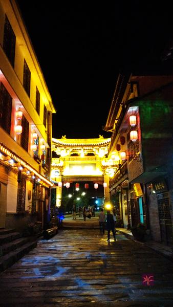 留坝老街的夜晚,与其他古镇没有什么不同,高高悬挂的红色灯笼,青石铺