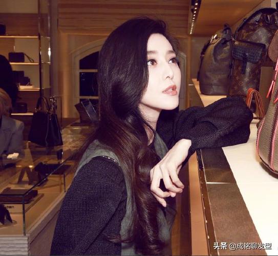 范冰冰新发型亮相,偏分复古刘海造型优雅,身材苗条风采依旧