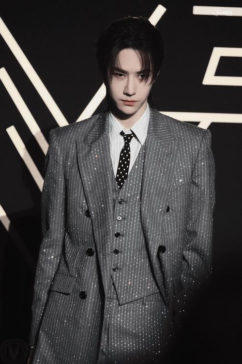 来自王一博的眼神杀!