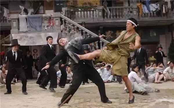 来谈一谈第一个明面站出来反抗的人物,十二路谭腿苦力强