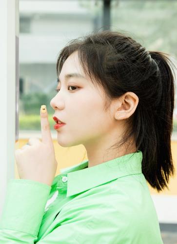 徐樱洛扎高马尾,清新感十足,活力满满.