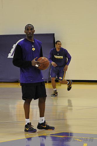 图文-湖人训练备战总决赛 科比训练一直很专注