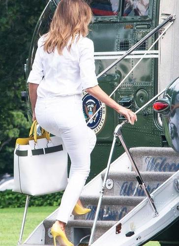 梅拉尼娅穿着白色的衬衣和白色的裤子,这很好的凸显了梅拉尼娅的好