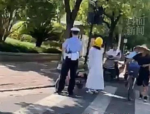 浙江杭州:一年轻女子骑着"小毛驴"匆忙上班