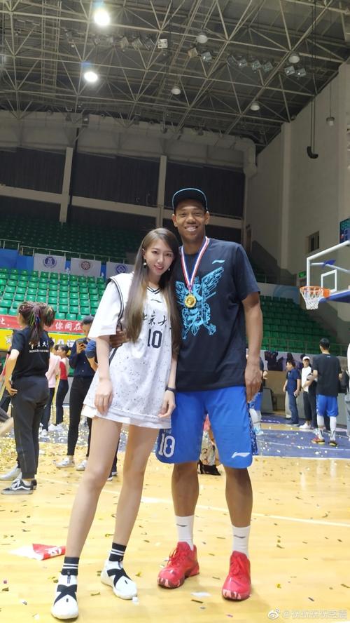 比不上混血球员祝铭震22岁生日爆红中国女友像火箭少女孟美岐