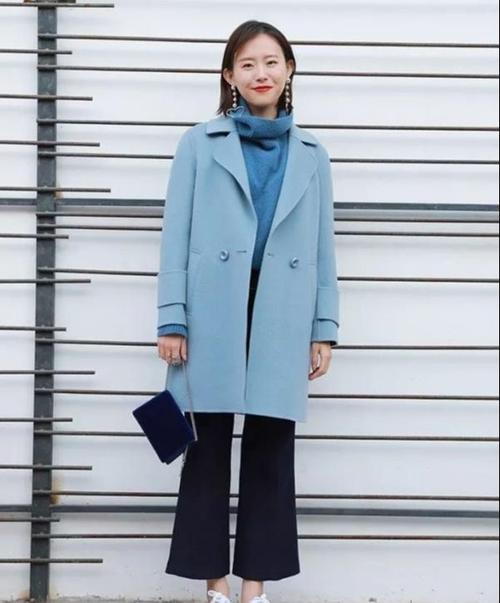 雾霾蓝大衣如何穿搭?给人一种迷人的风采,教你如何穿搭时髦