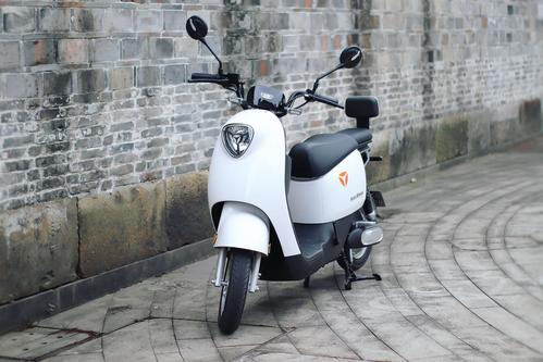 雅迪冠能2.0 dm6电动车