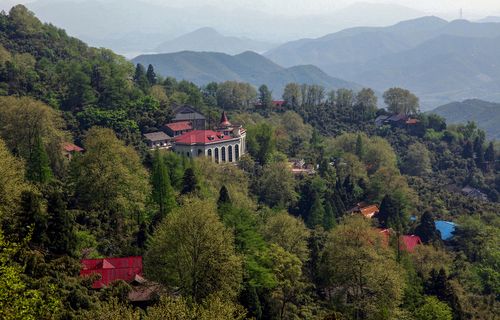 国家级风景名胜区莫干山位于浙江省德清县境内,因春秋末年,吴王派