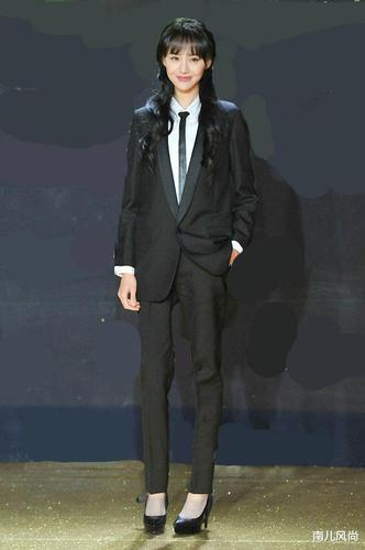 郑爽变得更成熟妩媚,黑西装内搭轻薄透视衫,优雅时髦美得太高级