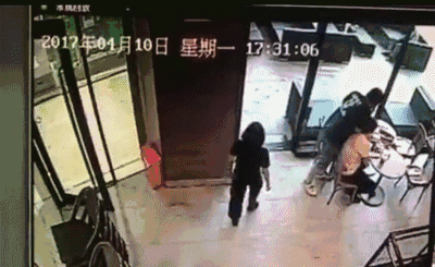 步步高星巴克发生暴力捅人事件,满地是血.