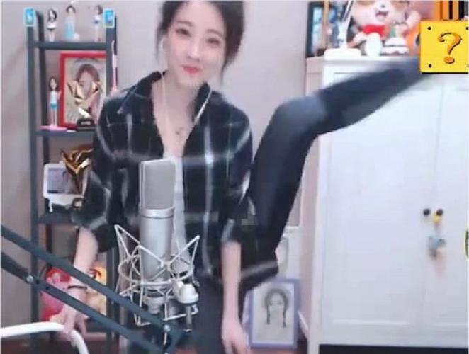 冯提莫直播不顾形象,高抬腿裤裆"崩开",网友都惊呆了!