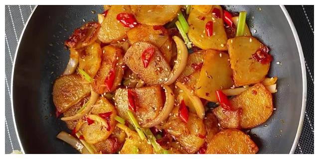 干锅土豆片的做法,香香辣椒,给肉都不换的经典美味,上班族喜欢