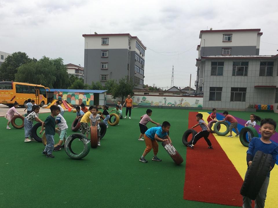近日,我园给幼儿提供了数量丰富的轮胎,活动采用了让幼儿自主游戏的