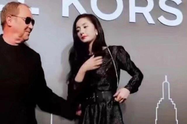 网传外国男星强搂杨幂,杨幂小动作亮眼,网友一句话道出真相!