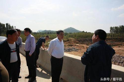 平邑:包华到白彦镇调研铜枣路改造和温凉河治理工作
