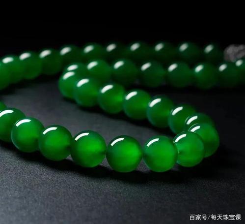 苏富比拍卖会,帝王绿极品的翡翠珠链,历史最高拍价2亿