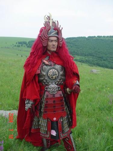 于小伟出生于音乐世家,学习过音乐,美术,雕塑,也做过 a target="