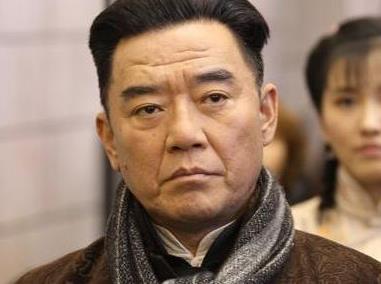 68岁老戏骨李立群,娶小9岁娇妻育有三个孩子,今一家人