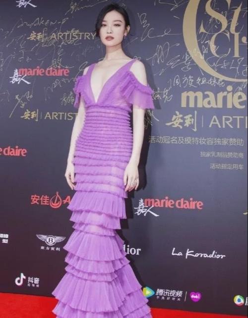 倪妮穿裙子这么费劲,是要分成28次穿吗?穿上得花2小时