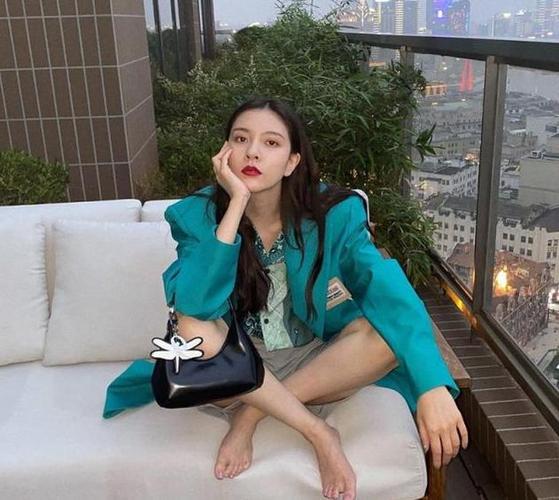 宋妍霏身高169cm脚有多大?当她脱鞋拍照时,真实"脚型"