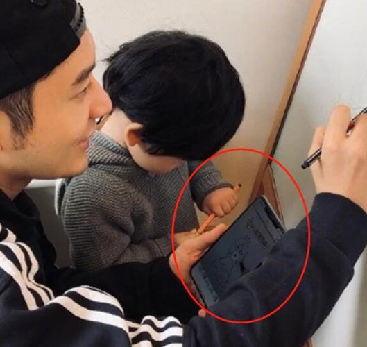 黄晓明带儿子为baby创意庆生小海绵出镜发量惊人