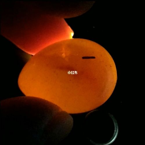 鸡妈妈自己孵蛋,昨天手欠不小心把这颗蛋磕到喂食器上,蛋有隐裂