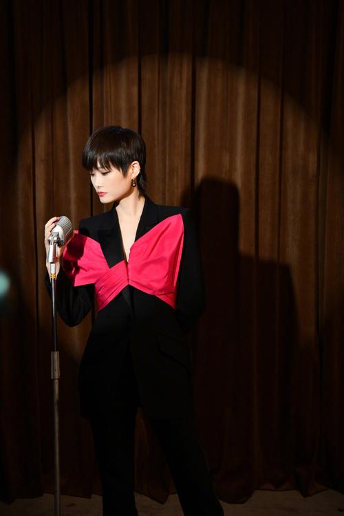 简介:李宇春时尚盛典魅力性感写真,分享一组李宇春图片给大家,图中的