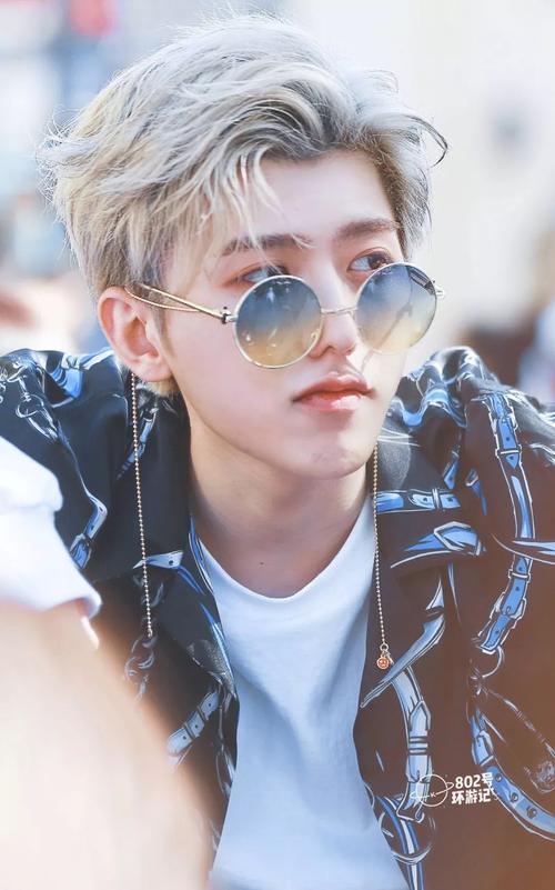 最近一直黑发的蔡徐坤,之前浅色发