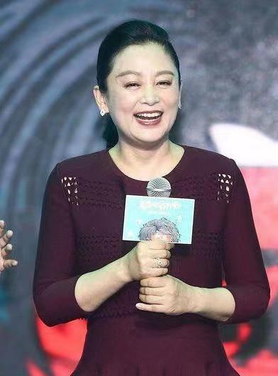 但是,在今年年初,已经52岁的陈红却凭借一组照片上榜热搜,收获了粉丝