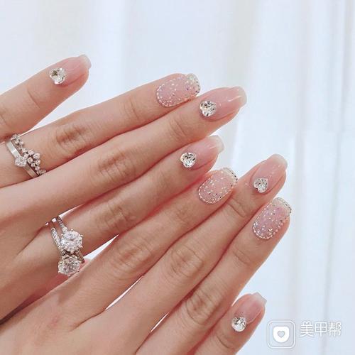 钻饰闪粉珠光包边美甲图片