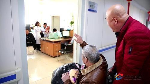 刘二仁老人出院"回家"